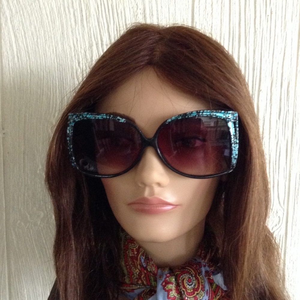 Vintage Oversize Sunglasses in Black and Blue - Picture 6 of 6